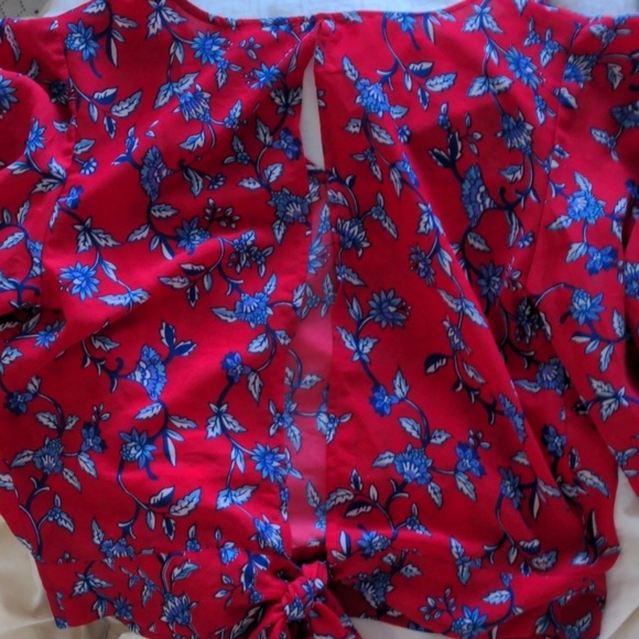 Red floral flowy top - Picture 3 of 4